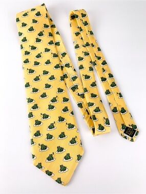 Vintage Alynn frog tie butter yellow silk necktie with green bull frogs pattern